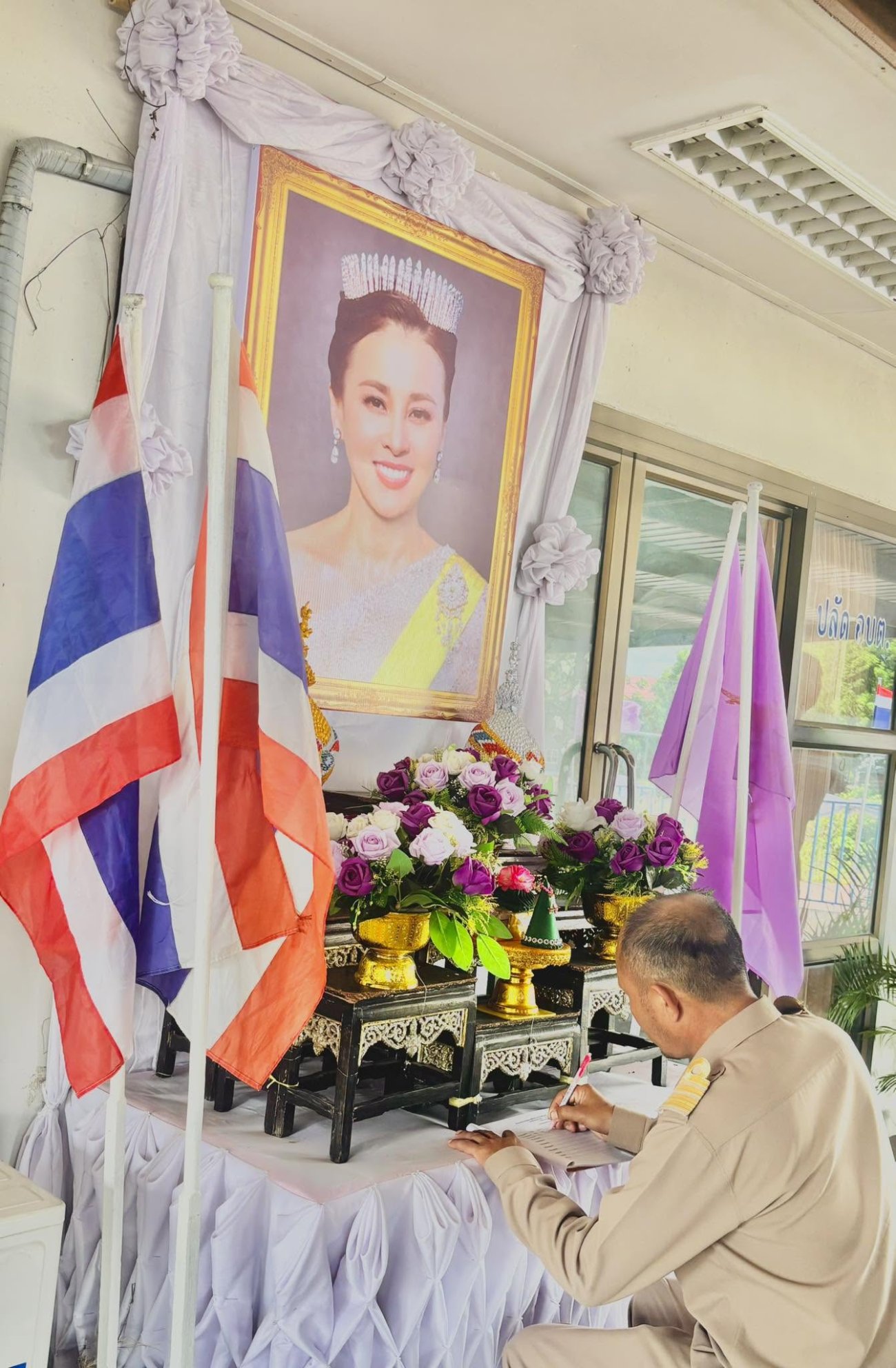 นายวีระเดช โพธิ์ศรีราช  นายกองค์การบริหารส่วนตำบลโนนสะอาด พร้อมด้วยคณะผู้บริหาร ปลัดอบต.โนนสะอาด  และเจ้าหน้าที่องค์การบริหารส่วนตำบลโนนสะอาด   ลงนามถวายพระพรชัยมงคล เนื่องในโอกาสพระราชพิธีมหามงคลเฉลิมพระชนมพรรษา 4 รอบ สมเด็จพระนางเจ้าฯ พระบรมราชินี ด้วยเกล้าด้วยกระหม่อม ขอเดชะ ข้าพระพุทธเจ้า ผู้บริหาร ข้าราชการ พนักงานและลูกจ้าง